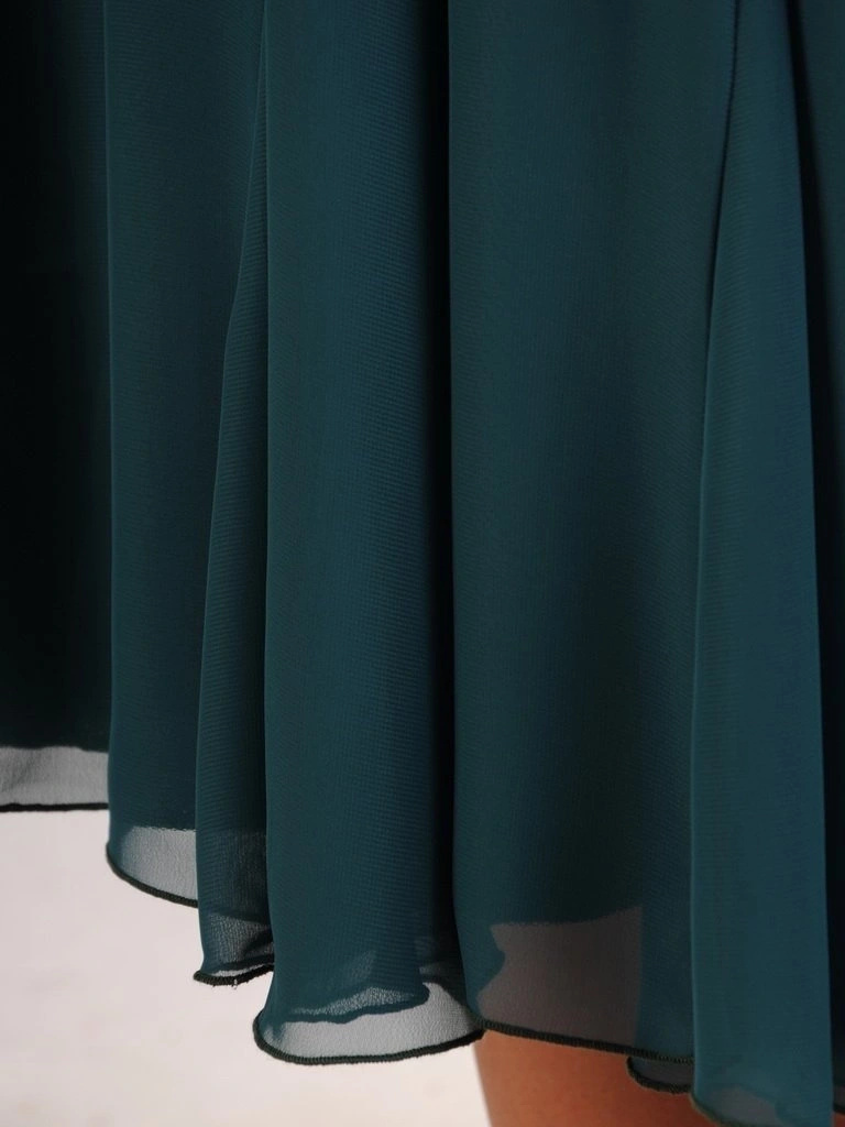 Elegancka sukienka rozkloszowana w odcieniu butelkowej zieleni – kobiecy fason modelujący sylwetkę 22691