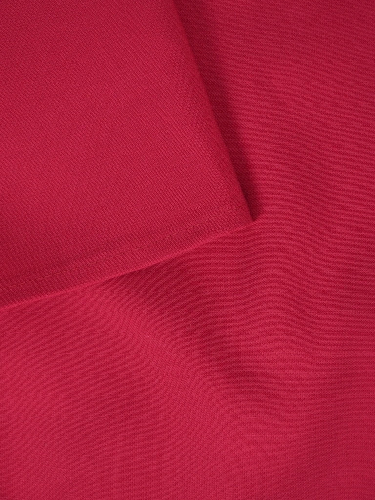 Elegancka malinowa sukienka midi o prostym kroju – modelujące pionowe przeszycia i rękaw 3/4 24931