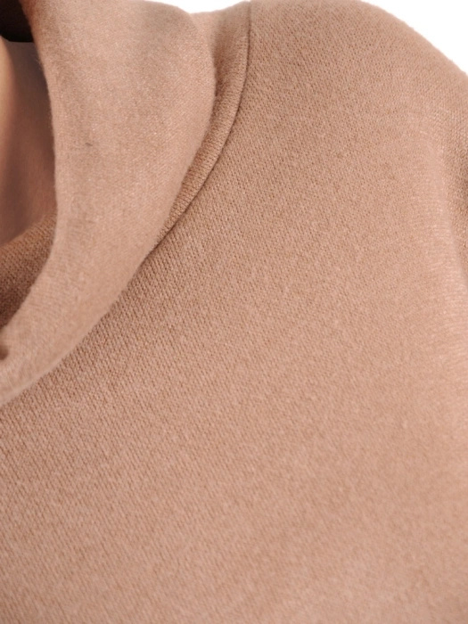 Elegancki sweter damski z golfem prosty beżowy – ciepły fason z kieszeniami na jesień i zimę 39097