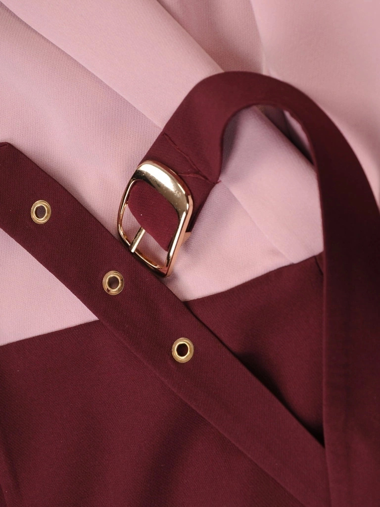 Elegancka bordowa sukienka ołówkowa do kolan – kobiecy fason z paskiem modelującym sylwetkę 35448
