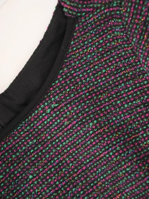 Elegancka czarna sukienka midi z rękawem 3/4 – optycznie wysmuklające wstawki i prosty fason 37090