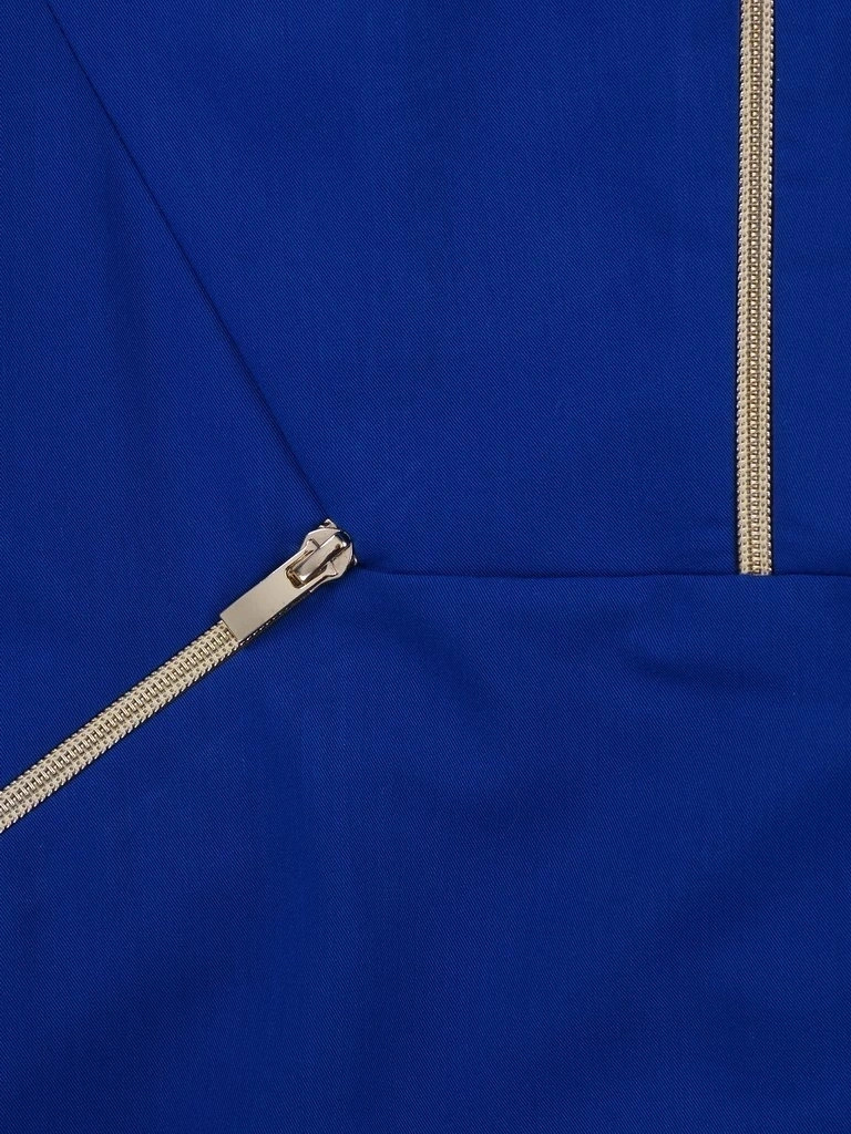 Elegancka sukienka midi w kolorze chabrowym – prosty krój z ozdobnymi zamkami i rękawem 3/4 3460