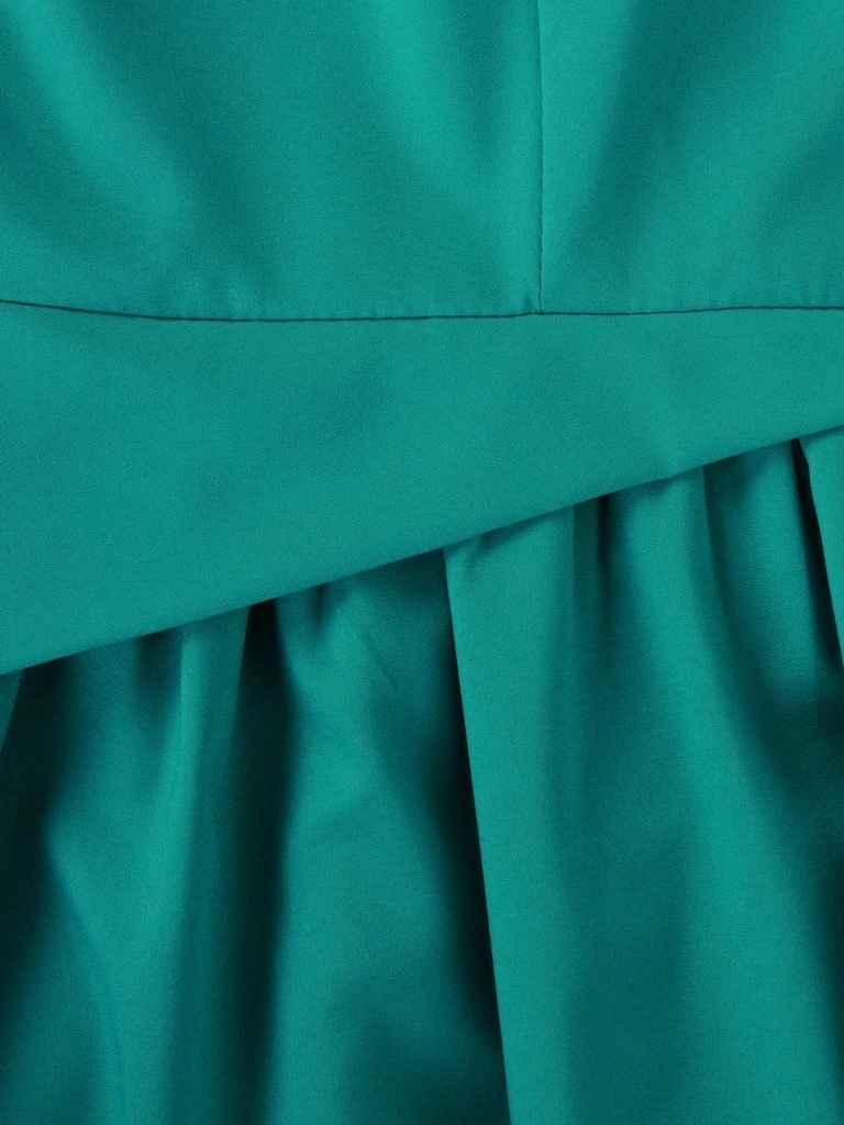 Rozkloszowana sukienka wizytowa w odcieniu turkusu – modelujące talię zakładki i rękawy 3/4 15518