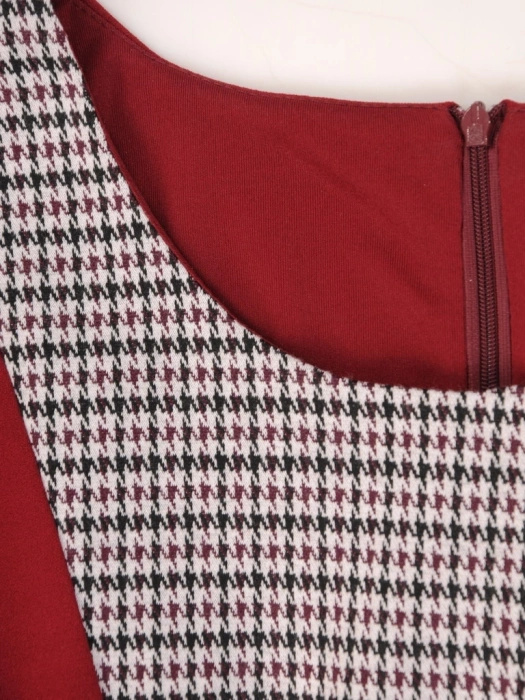 Bordowa sukienka midi w kratę z rękawem 3/4 – prosty krój optycznie wysmuklający sylwetkę 30813