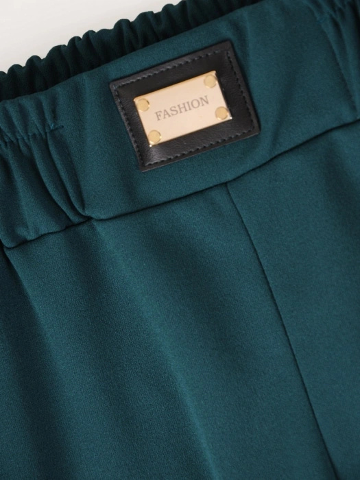 Eleganckie spodnie damskie cygaretki w butelkowej zieleni – modelujący krój z elastyczną talią 39041