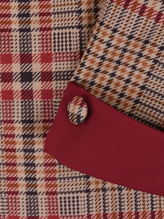 Elegancka bordowa garsonka na wesele w kratkę – prosty fason midi z paskiem modelującym talię 40458