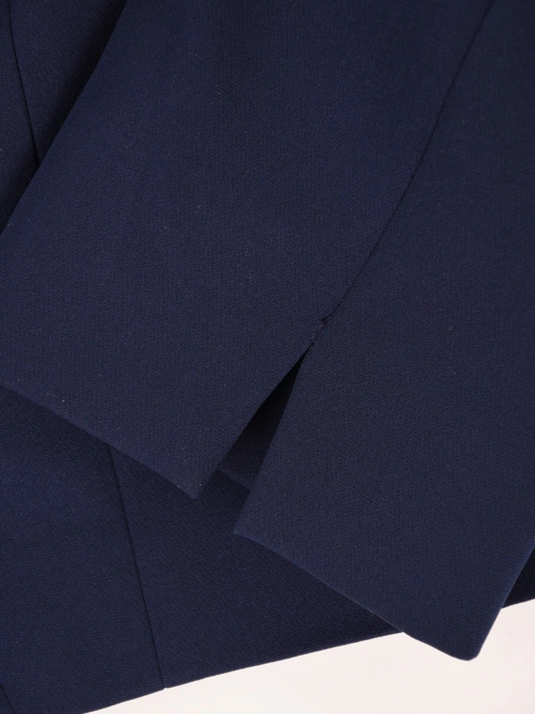 Granatowa garsonka damska na wesele o prostym fasonie – elegancko modelujący sylwetkę zestaw z połyskiem 41868