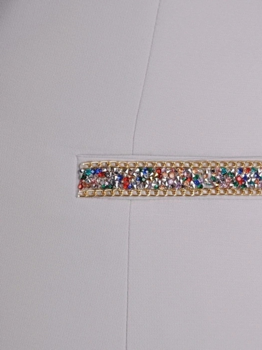 Elegancki szary żakiet damski do sukienki – prosty fason z biżuteryjnym zdobieniem 25760