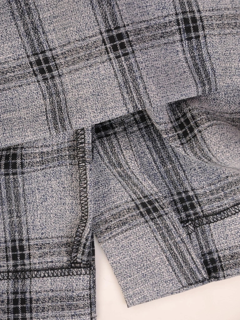 Elegancka sukienka do pracy w kratkę – prosty fason z baskinką modelującą talię 33925