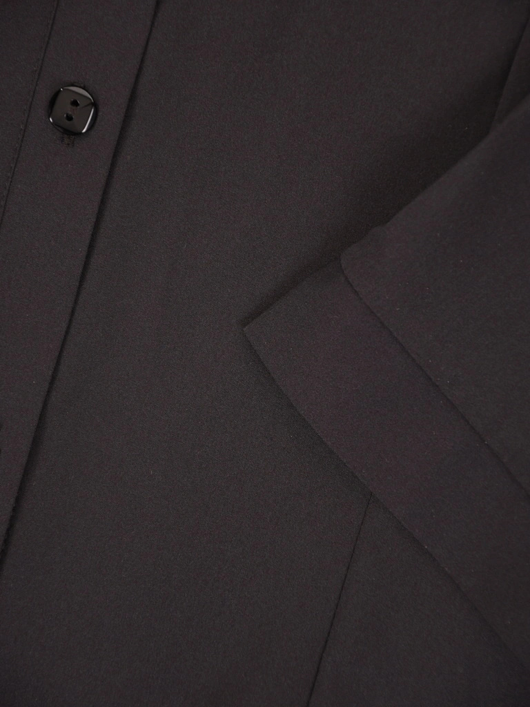 Elegancka czarna koszula z krótkim rękawem i kołnierzykiem – taliowany fason podkreślający talię 33352