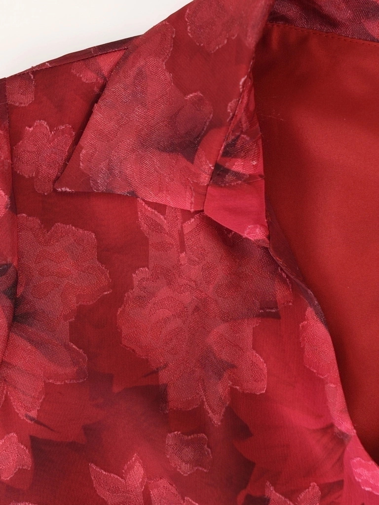 Klasyczna czerwona sukienka midi w kwiaty na letnie przyjęcia – rozkloszowany krój z kołnierzem i paskiem 39859
