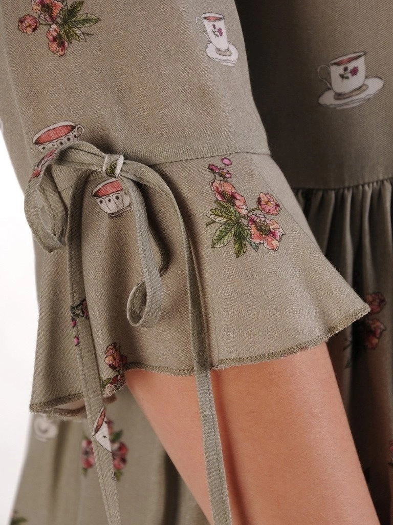 Elegancka bluzka wiskozowa z falbaną khaki – tuszujący biodra rozkloszowany fason 19954