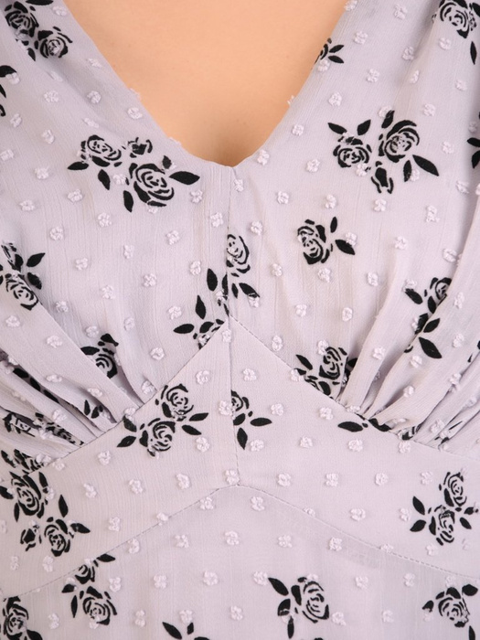 Zwiewna, podkreślająca biust sukienka w kwiatowy wzór 30523