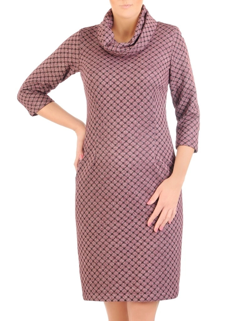 Elegancka fioletowa sukienka jesienna do pracy – prosty fason modelujący sylwetkę zaszewkami 34363
