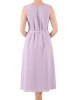 Elegancka fioletowa sukienka trapezowa midi – swobodny fason z ozdobnym kwiatem w pasie 39547