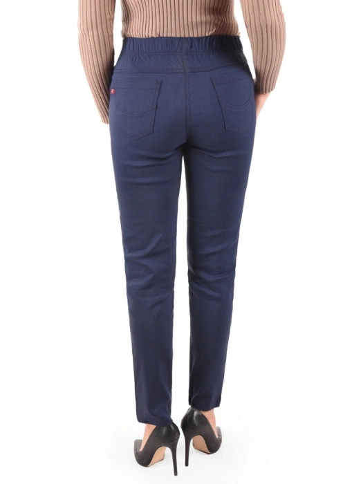 Granatowe spodnie damskie z prostymi nogawkami – uniwersalny element garderoby, idealny dla sylwetki plus size 37637
