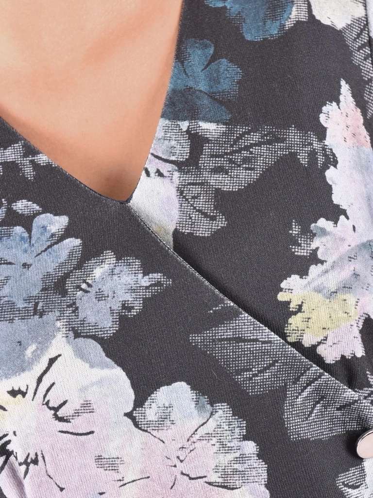 Elegancka sukienka maxi rozkloszowana w kwiaty – kobiecy fason z rękawem 3/4 tuszujący biodra 40389