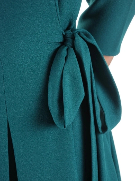 Wizytowa sukienka rozkloszowana z wiązaną kokardą – elegancki fason midi w odcieniu zieleni 38767