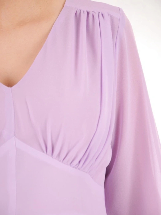 Elegancka liliowa sukienka rozkloszowana midi – wysmuklający krój z ozdobnymi mankietami 35379