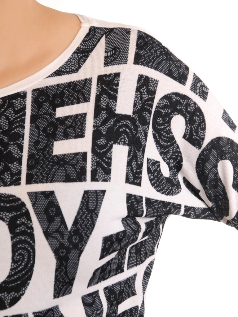 Elegancka bluzka wiskozowa w modne napisy – prosty fason z rękawem kimono i dłuższym tyłem 34195