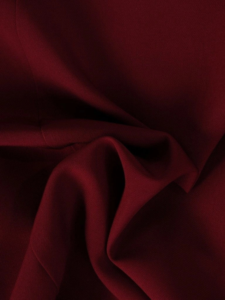 Elegancka bordowa sukienka wieczorowa o prostym kroju – koronkowe detale z połyskiem modelujące sylwetkę 18333