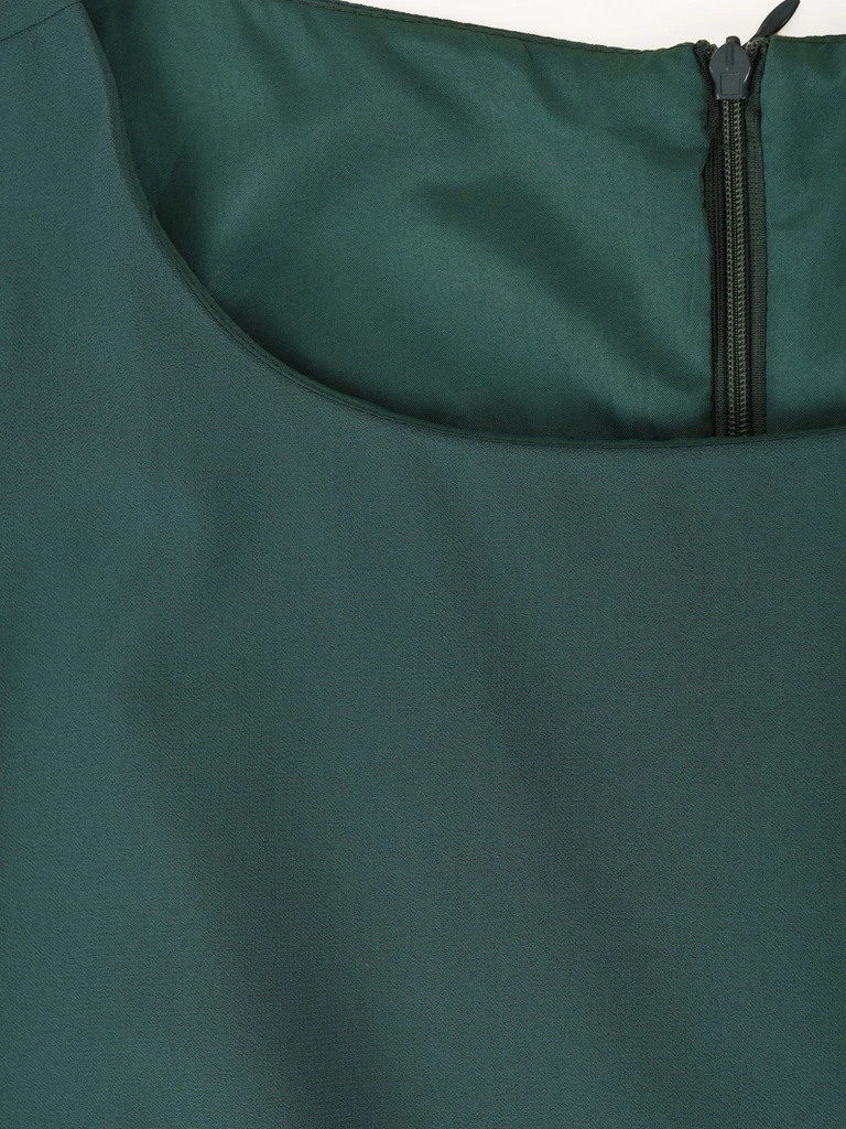Elegancka sukienka trapezowa w odcieniu butelkowej zieleni – zwiewny fason tuszujący sylwetkę 30740