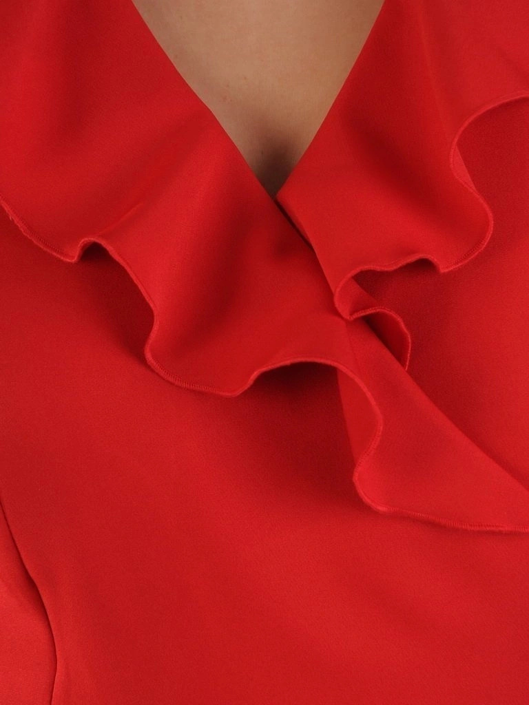 Elegancka sukienka koktajlowa rozkloszowana czerwona – wyszczuplające zaszewki i kobiecy żabot 24843