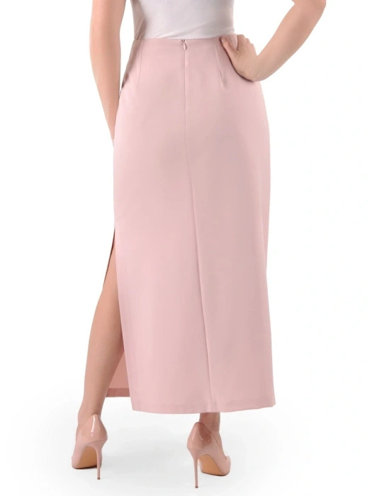 Elegancki kostium damski na wesele maxi – prosty fason w pudrowym różu z rozcięciem 39263