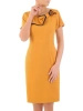 Elegancka miodowa sukienka do pracy – prosty fason z ozdobną kokardą 33297