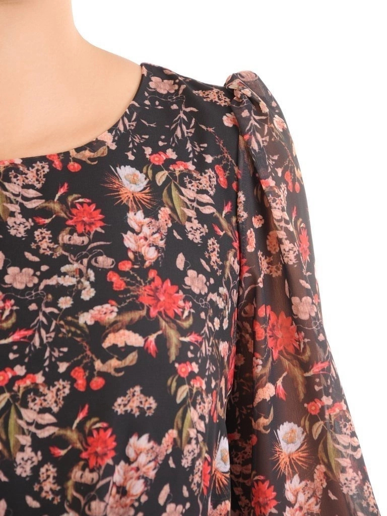 Zwiewna czarna sukienka w kwiaty rozkloszowana – dół z falbaną i pasek akcentujący talię 30484