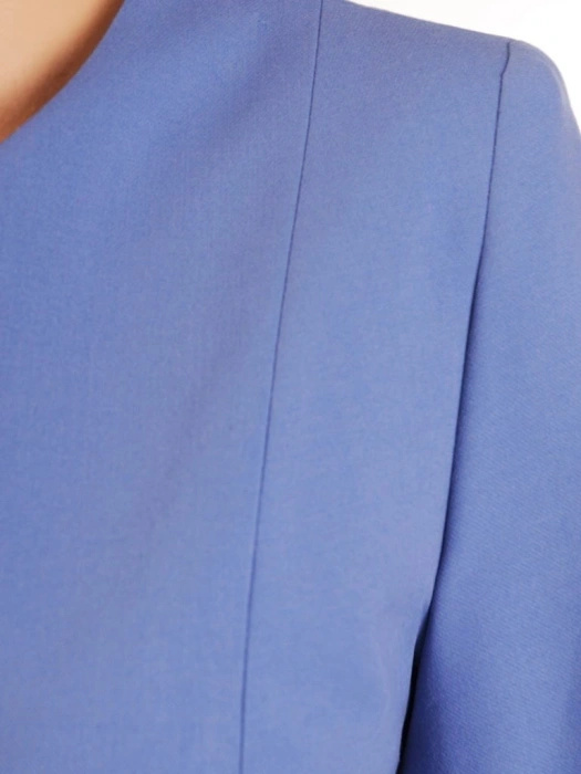 Elegancki niebieski żakiet damski o prostym kroju – pionowe zaszewki wysmuklające sylwetkę 30137