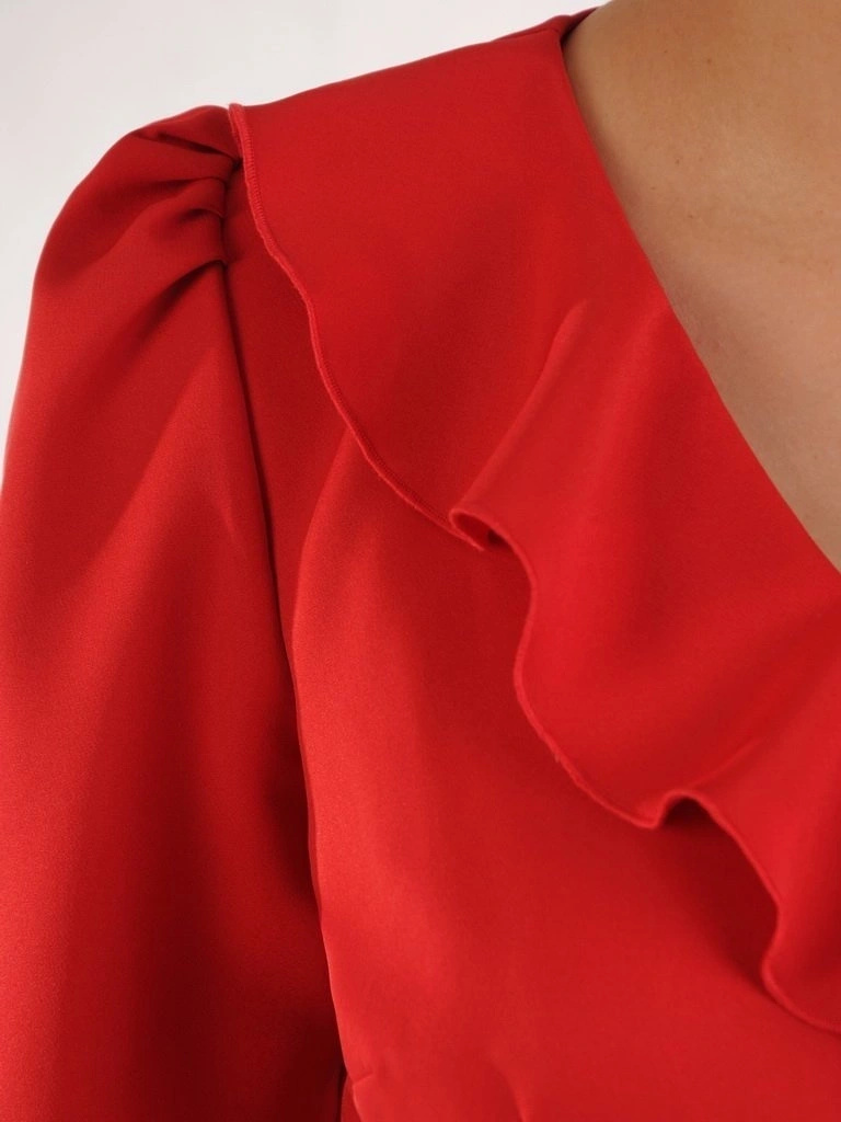 Elegancka sukienka koktajlowa rozkloszowana czerwona – wyszczuplające zaszewki i kobiecy żabot 24843