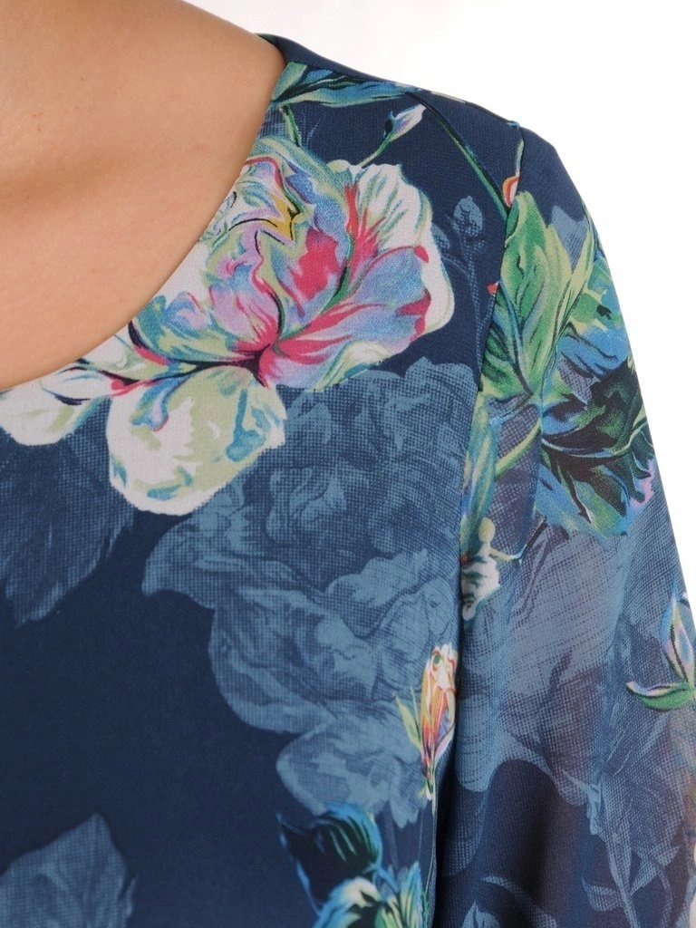 Elegancka sukienka midi w kwiatowy deseń – trapezowy fason subtelnie tuszujący biodra 28171