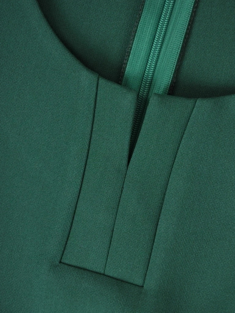 Elegancka zielona sukienka o prostym kroju – kobiecy dekolt i modelujące przeszycia 37328