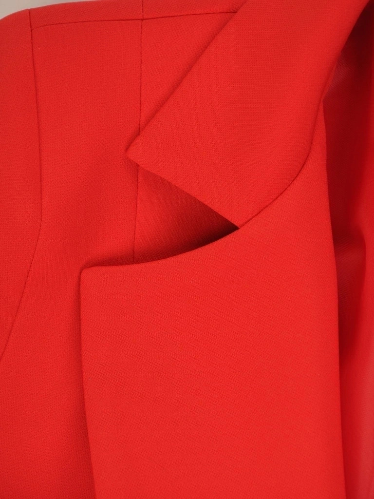 Elegancka czerwona marynarka taliowana do sukienki – podkreślający talię fason z guzikami 32156