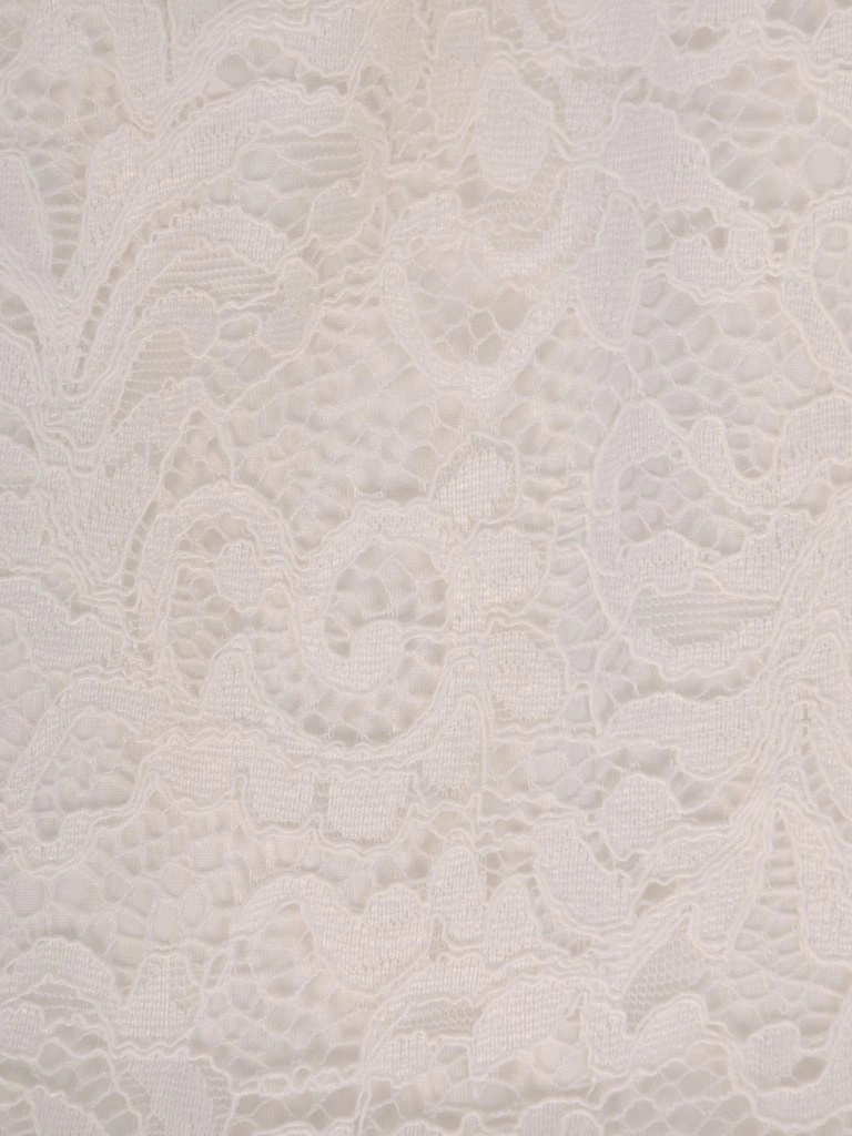 Elegancka sukienka maxi ecru rozkloszowana z dekoltem w łódkę – swoboda ruchów i głębokie rozcięcie 22919