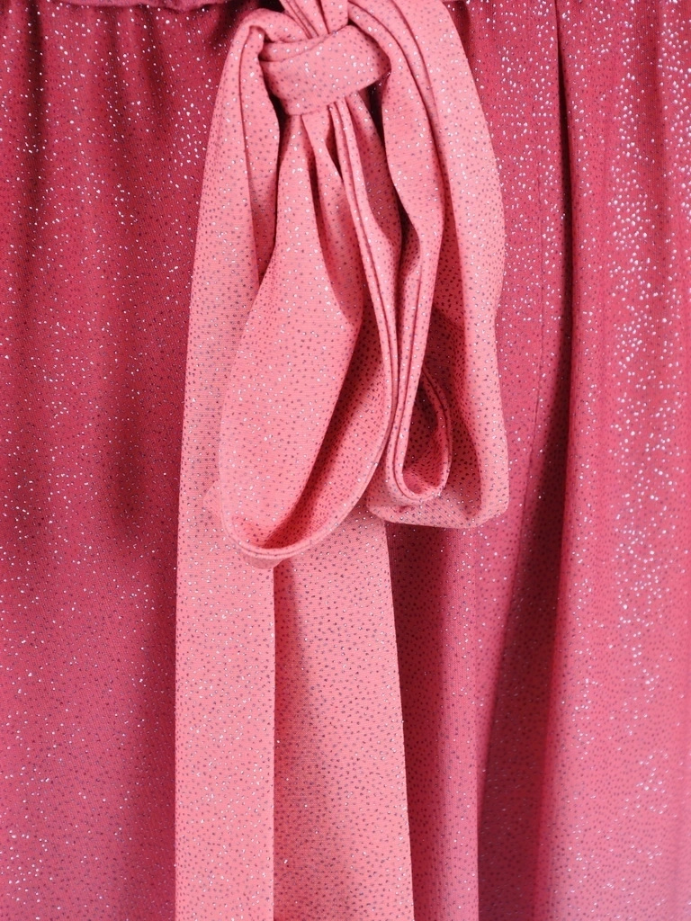 Elegancka sukienka wieczorowa midi z brokatem – rozkloszowany fason z kobiecym rozcięciem 37405