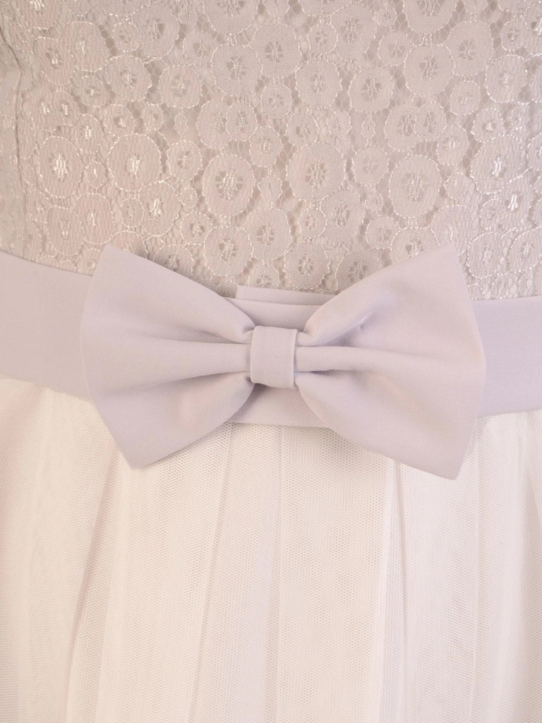 Elegancka biała sukienka rozkloszowana midi – fason z kokardą pięknie modelujący sylwetkę 33069