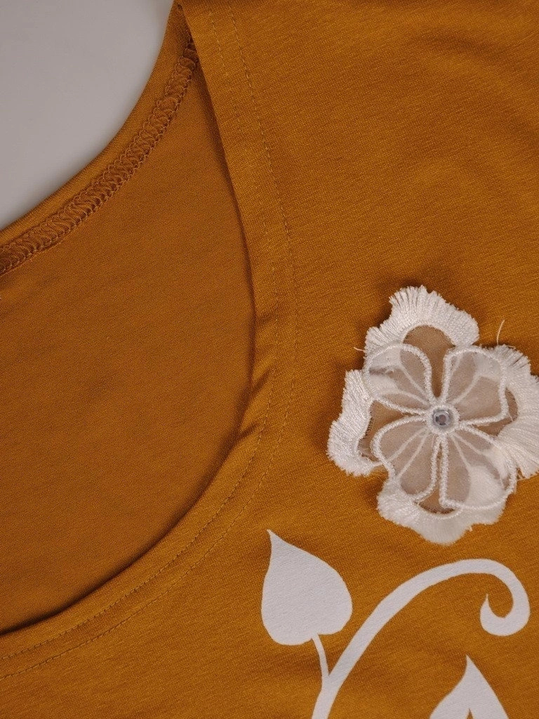 Musztardowy top w kwiaty, prosty fason - z okrągłym dekoltem, idealny na letnie stylizacje 15548