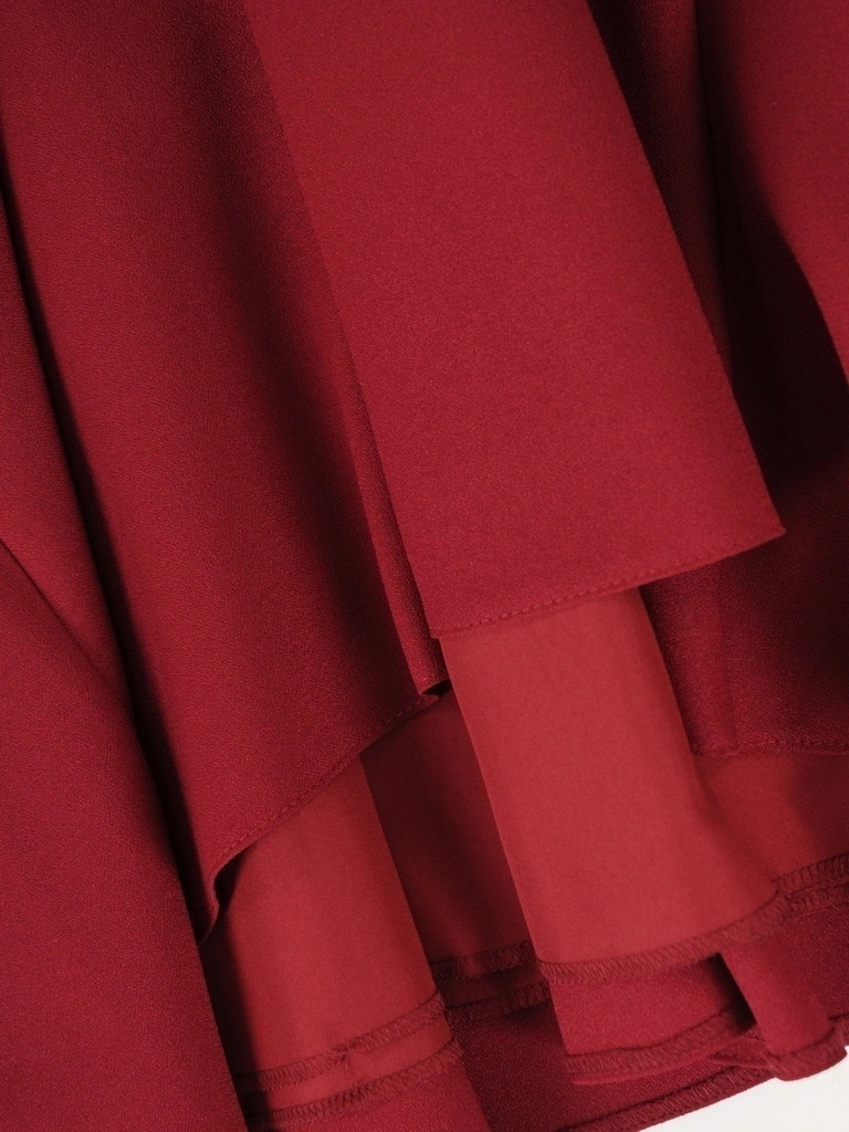 Wizytowa bordowa sukienka rozkloszowana midi – kobiecy krój z paskiem podkreślającym talię 39387