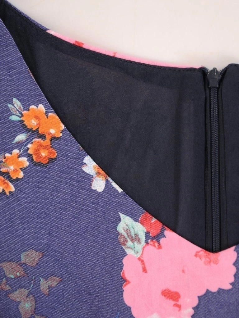 Niebieska sukienka bawełniana midi w kwiaty – kobiecy krój z ozdobnymi falbanami 29840