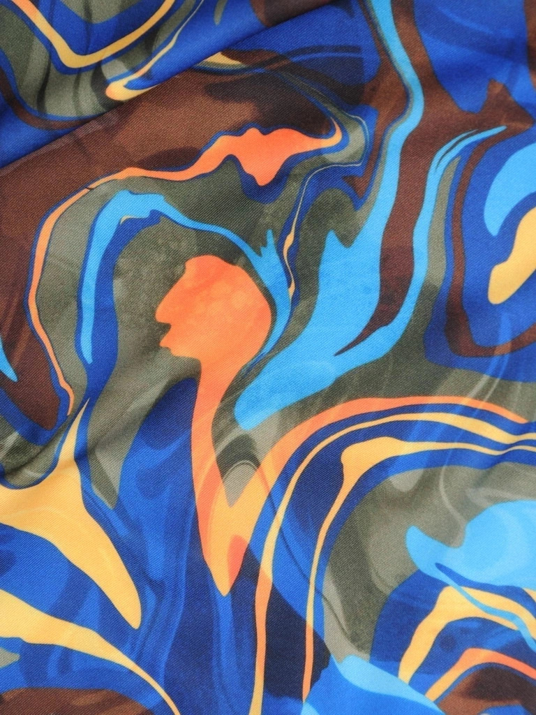 Rozkloszowana sukienka wizytowa midi w jesienne wzory – kobiecy fason modelujący sylwetkę 36784