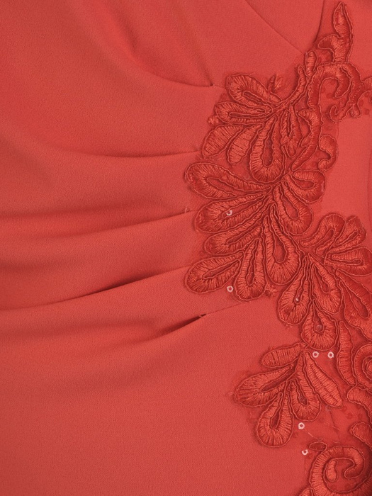 Czerwona sukienka z ozdobnymi aplikacjami z koronki 28335