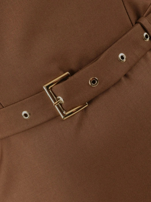 Elegancka brązowa sukienka rozkloszowana midi – kobiecy fason z paskiem modelującym figurę 40361