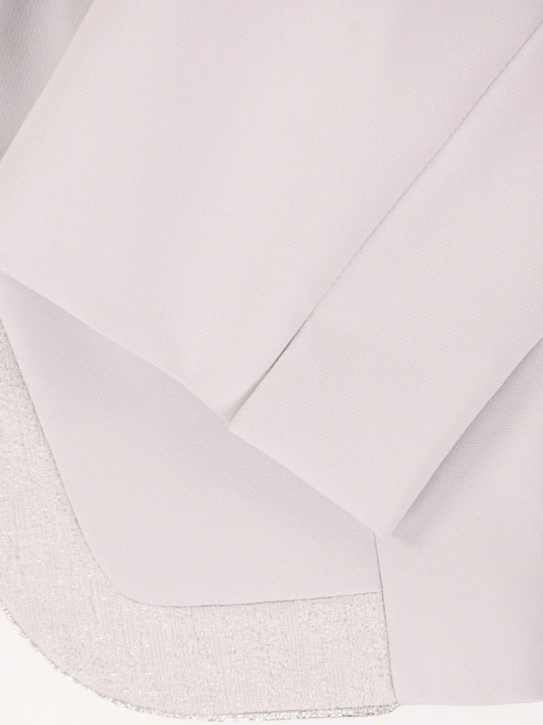 Elegancki kostium damski na wesele popielaty – wyszczuplające przeszycia i delikatny połysk 22322