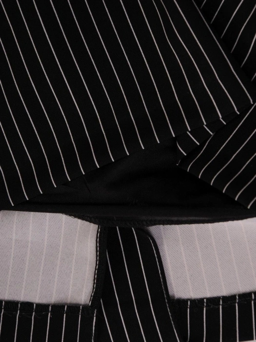 Elegancka sukienka wieczorowa w paski o prostym kroju – kobiecy dekolt łódka i ozdobne mankiety 21817