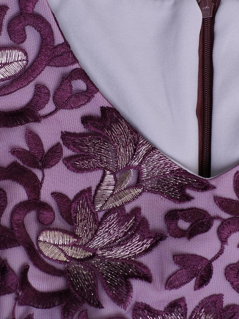 Elegancka fioletowa sukienka midi w kwiaty z dekoltem serek – prosty krój z wyszczuplającymi przeszyciami 14554
