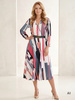 Wzorzysta sukienka midi w paski z dekoltem kopertowym – gumka w pasie i pasek akcentują talię 29794