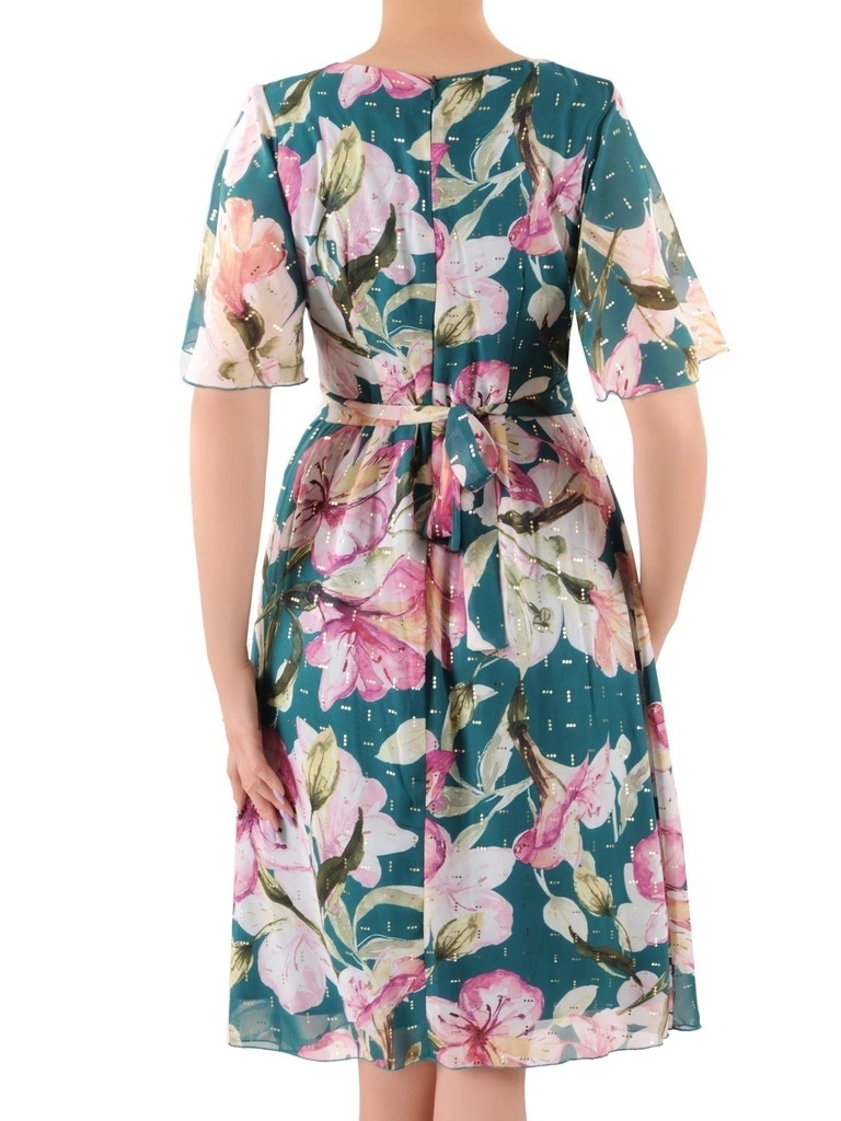 Elegancka zielona sukienka rozkloszowana w kwiaty – kobiecy fason z wiązaniem modelujący talię 35988