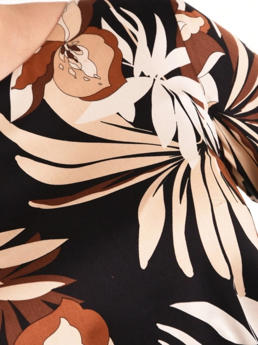 Jesienna sukienka trapezowa midi w kwiaty – kobiecy krój z paskiem podkreślającym talię 42115